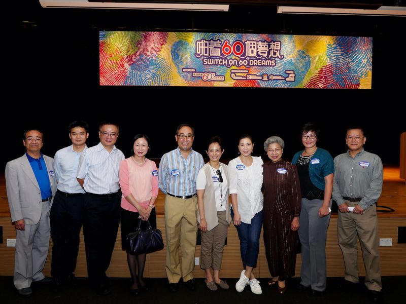 香港社會服務聯會業務總監(協作及公共關係)蔡劍華先生 (左三) 、信興集團副主席蒙德揚先生 (左五)、信興電器貿易有限公司董事蒙倩兒小姐 (右五) 、著名藝人蘇玉華小姐 (右四)、羅蘭女士 (右三) 及社會福利署總社會工作主任鄒鳳梅女士 (右二) 出席「啪着60個夢想」夢想成真總結分享會，一同見證夢想成真的成果。